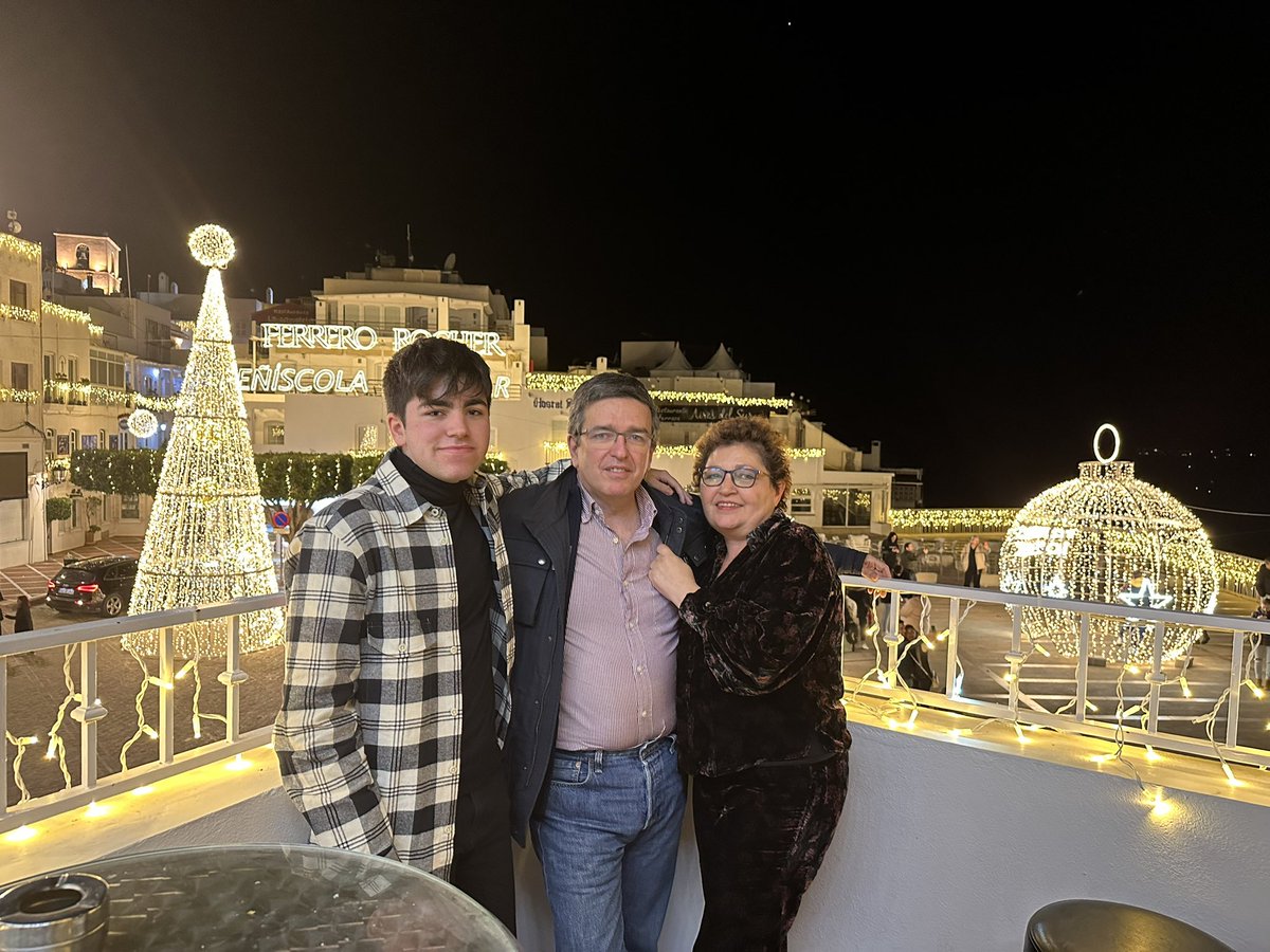 Ricardo Chamorro Cáliz

Buen amigo, persona, marido y padre.

Te echamos de menos donde estes, te fuiste de una manera muy injusta, no te olvidaremos.

D.E.P