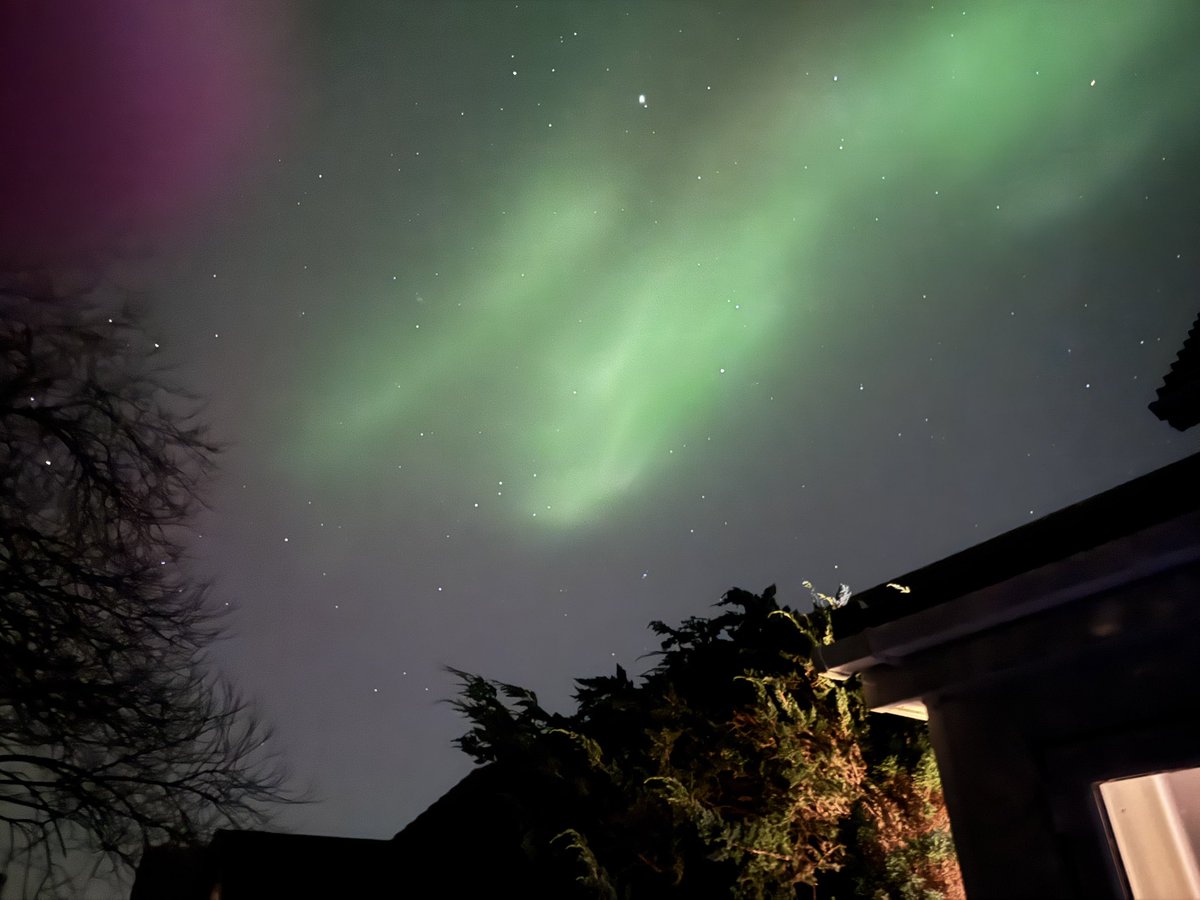LDay's tweet image. Seeing Northern Lights from your own garden in Pembrokeshire will always be amazing to me @DerekTheWeather