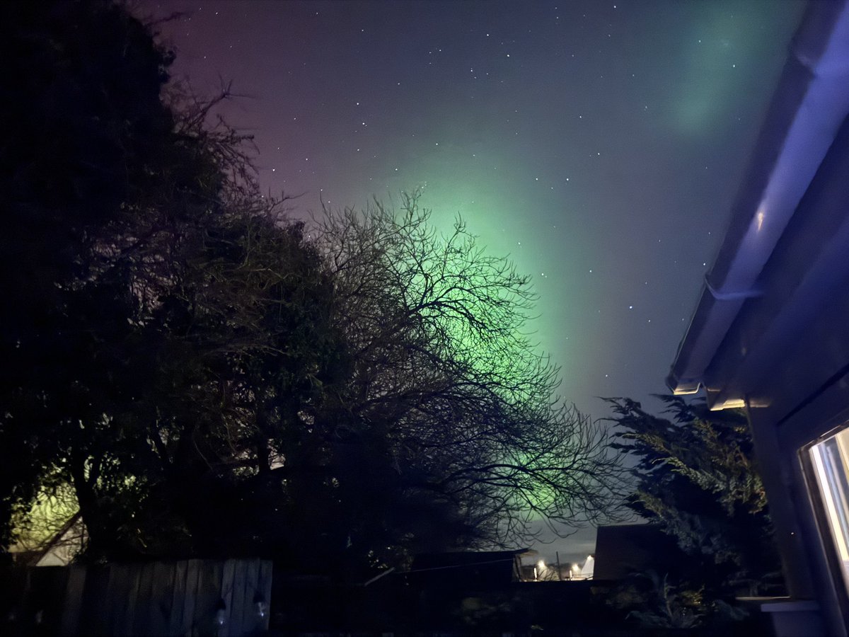 LDay's tweet image. Seeing Northern Lights from your own garden in Pembrokeshire will always be amazing to me @DerekTheWeather