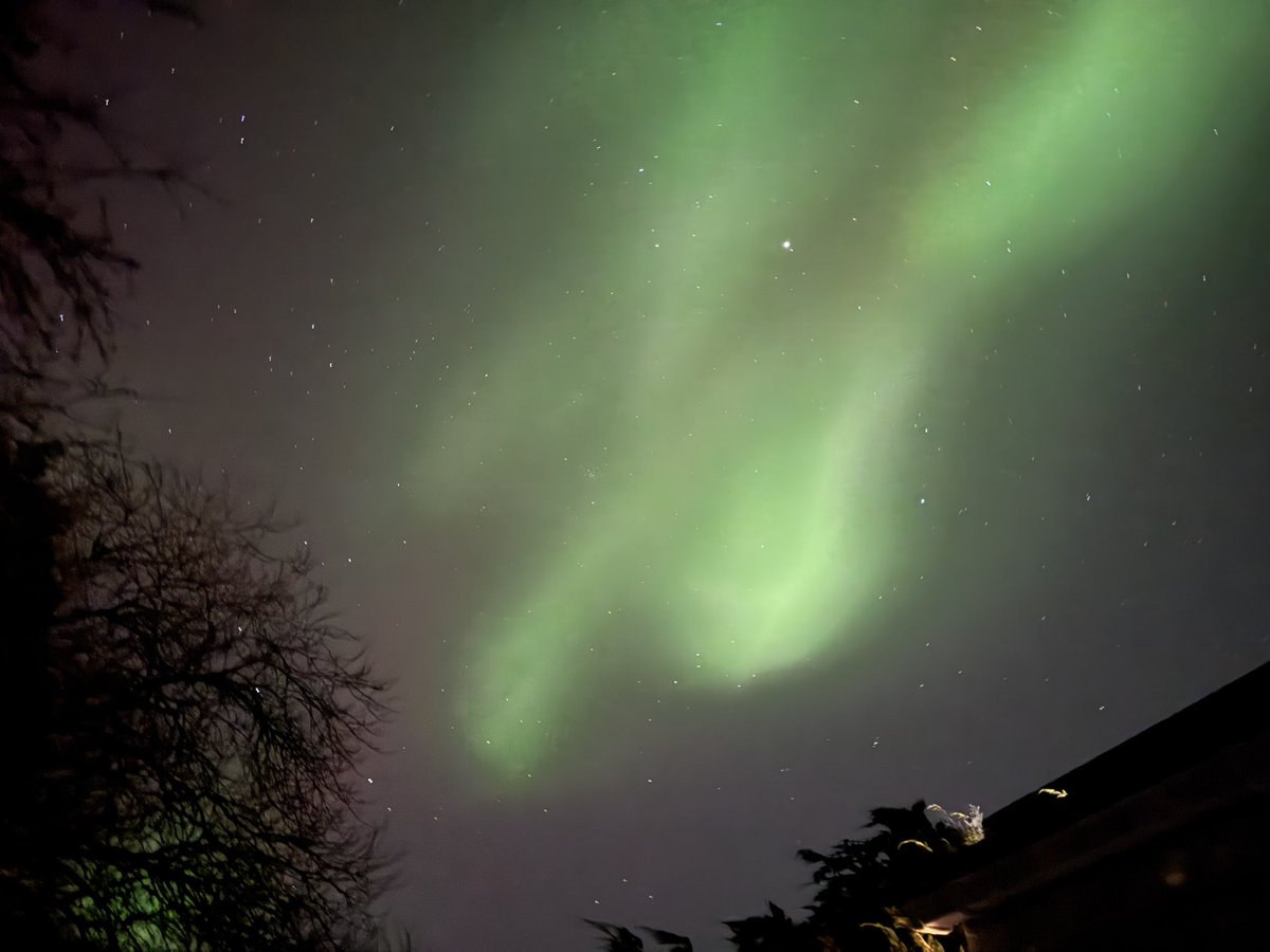 LDay's tweet image. Seeing Northern Lights from your own garden in Pembrokeshire will always be amazing to me @DerekTheWeather