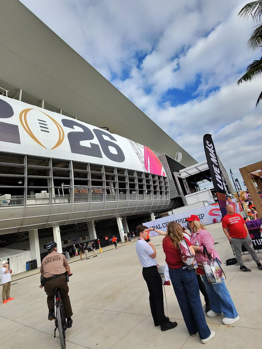 Scenes from CFP National Championship Fan Fest in Miami.

Fans, palm trees, activations, and plenty of buildup as the countdown to Monday night continues.
#NationalChampionship