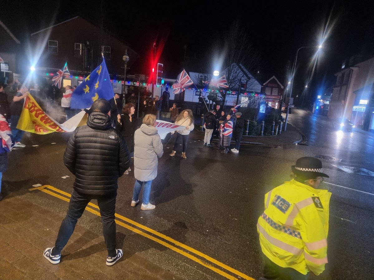 Andrew_WilsonUK's tweet photo. With increased activity at #Crowborough Training Camp locals in the town turned out for a #FlashProtest at the Crowborough Cross on the A26
The @ukhomeoffice needs to communicate and listen to the community here
@DailyMail @BBCSussex @SussexLive @GBNEWS https://t.co/buJA4fl7gZ