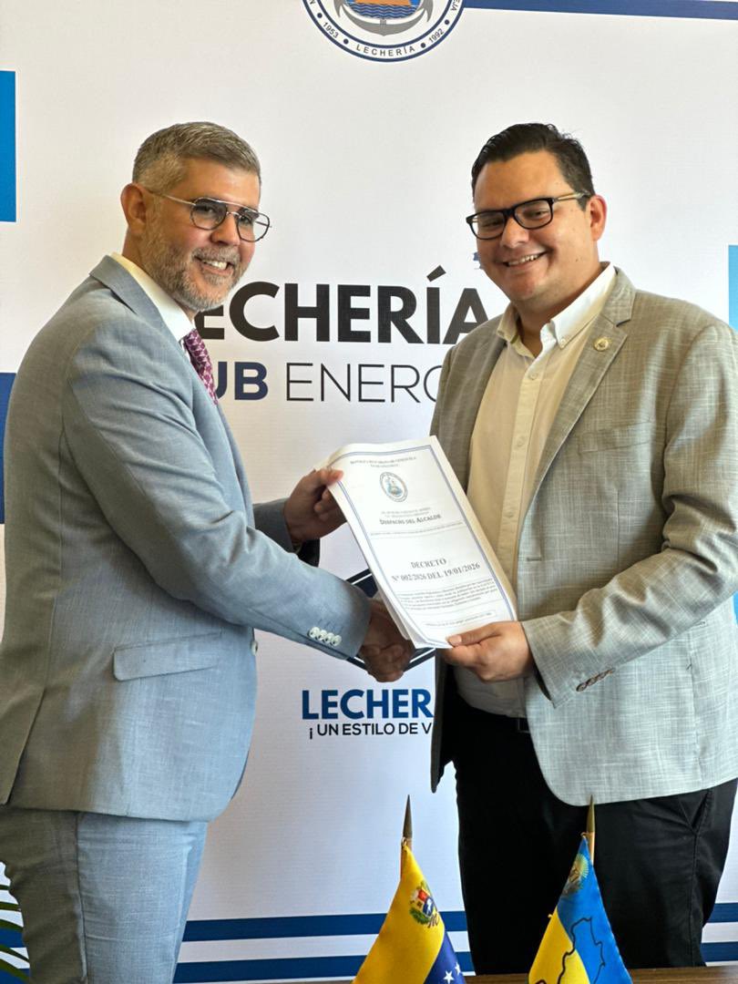 EnverConde's tweet photo. - @manuelferreiraG hace entrega del Decreto 002/2026, al pdte. de la Cámara Municipal, @freddypalomo, e indica que, en un plazo no mayor de 30 días, se elaborará el anteproyecto de ordenanza para el Régimen Tributario Especial, para profundizar las medidas específicas. https://t.co/KYqU3v1A73