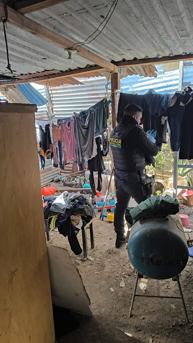 MPguatemala's tweet photo. MP lidera 17 allanamientos en seguimiento a los ataques armados contra agentes de la PNC 🚨

La Fiscalía de Delitos contra la Vida y la Integridad de las Personas, en coordinación con el fiscal regional metropolitano y con acompañamiento de la Policía Nacional Civil realiza 17 diligencias de allanamiento, inspección, registro y secuestro de evidencia en las zonas 6, 12, 13 y 18 de la ciudad de Guatemala; Villa Nueva, San Pedro Ayampuc y Boca del Monte, Villa Canales.

Estas acciones se desarrollan en seguimiento a los atentados ocurridos contra agentes de la Policía Nacional Civil el pasado 18 de enero, con el objetivo de fortalecer las investigaciones en curso y recabar indicios que permitan individualizar a los responsables.

#MPfuerteYfirme 💪
#DelitoCero 🚫
#Allanamientos 🚨