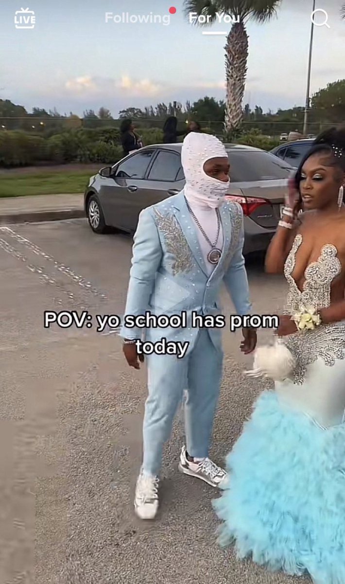 aluu_rsa's tweet image. going to prom in a bedazzIed shiesty is so crazy 😭