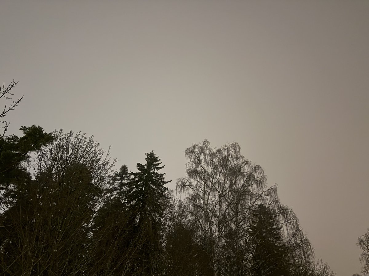 雲に微妙に赤い色が反射してない？