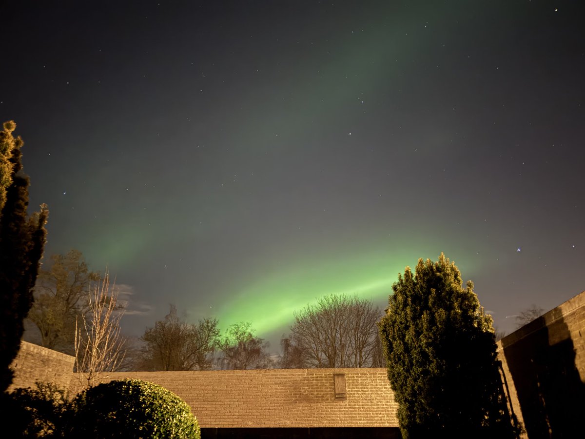 velvetescape's tweet photo. Oh wow!! The Northern Lights were visible over Amsterdam this evening (just 10 minutes ago)!! I’ve never seen them here before. Extraordinary! 
#amsterdam #noorderlicht https://t.co/ky0J1IlI2u