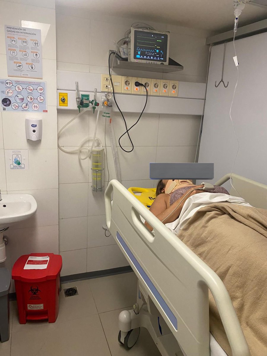 🔴 #PuntaDelEste  Una mujer sufrió lesiones y un corte en su cabeza tras caérsele encima un parlante de gran porte en un reconocido Pub y Restó en zona del puerto de Punta del Este. 

Según relató la damnificada, este pasado viernes sobre la medianoche, en momentos que esperaba