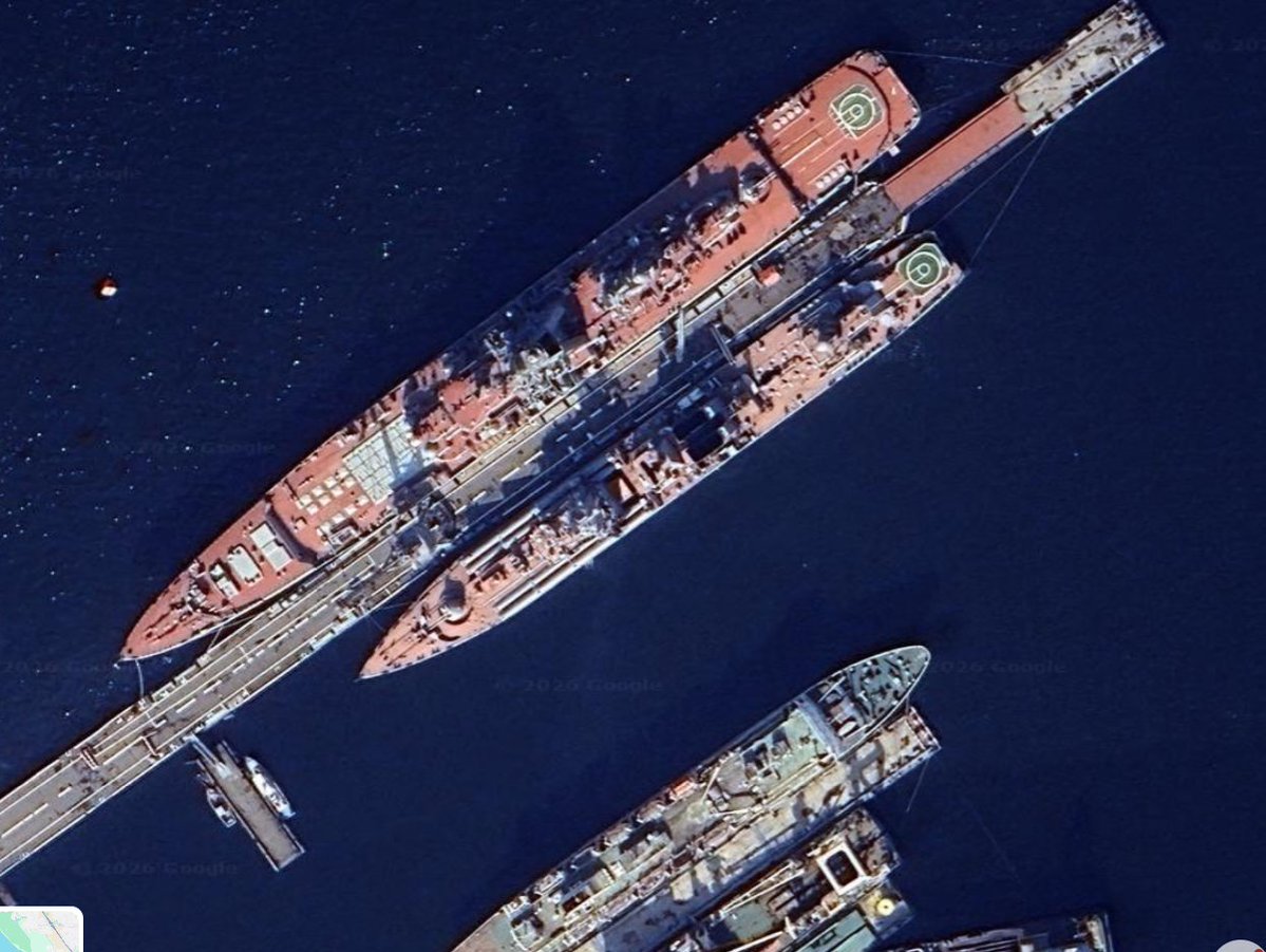 Meanmelon's tweet image. Russian military close to Norwegian NATO border👇
The Kola Peninsula is home to the Northern Fleet, Russia’s most important strategic asset. This area probably has the world’s highest concentration of nuclear weapons and nuclear reactors.

The bases are not scattered randomly,…