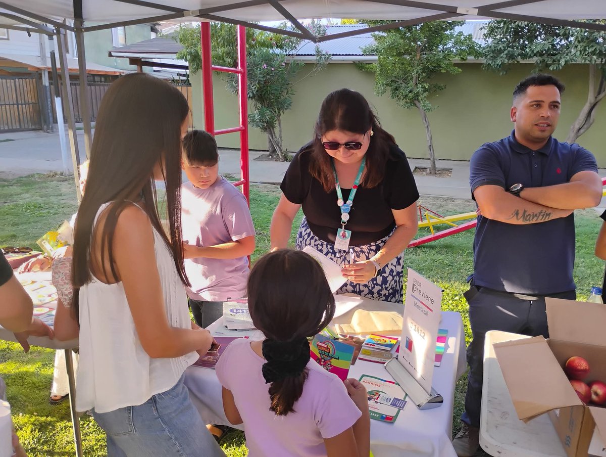 🏖️🏞️🏜️🌈🌴☀️ El pasado viernes, estuvimos participando de las "Tardes Activas" de verano en Población Bernardo Retamal. Entregando recomendaciones de cuidado en periodo estival a los  asistentes🫂.
☀️🌈Instancia, en el marco de nuestra campaña de verano #cuidarsesiempreestádemoda
