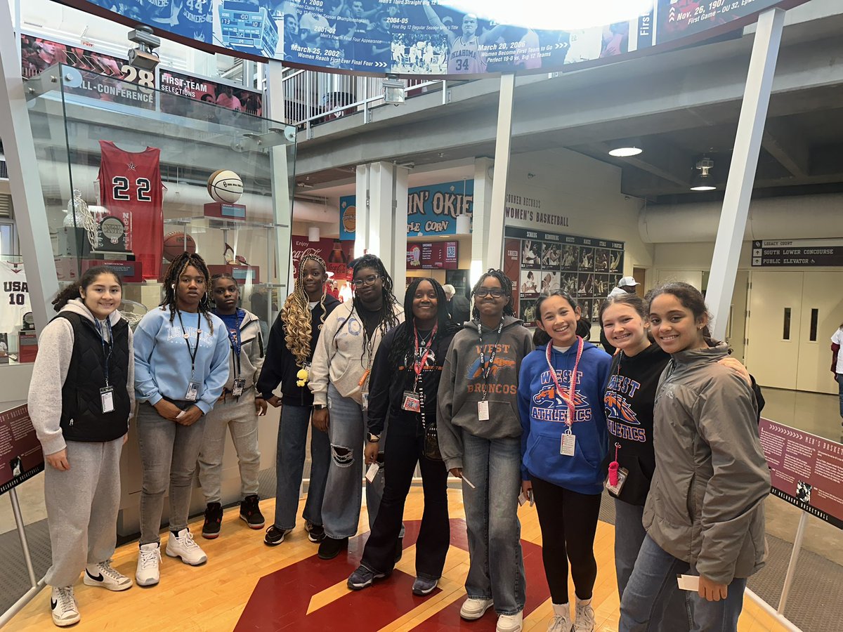 CoachNikki__'s tweet image. Thank you @LE_HOOPS for the college trip with our sister school @WestwoodJH_RISD🤩🏀💜OU v LSU @rwjh_athletics 
 @RichardsonHS1 @RISDAthDept 
#WAWG 💙🧡 The girls had a wonderful time #nodaysoff