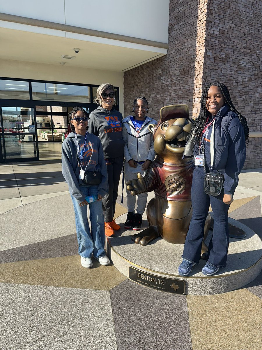 CoachNikki__'s tweet image. Thank you @LE_HOOPS for the college trip with our sister school @WestwoodJH_RISD🤩🏀💜OU v LSU @rwjh_athletics 
 @RichardsonHS1 @RISDAthDept 
#WAWG 💙🧡 The girls had a wonderful time #nodaysoff