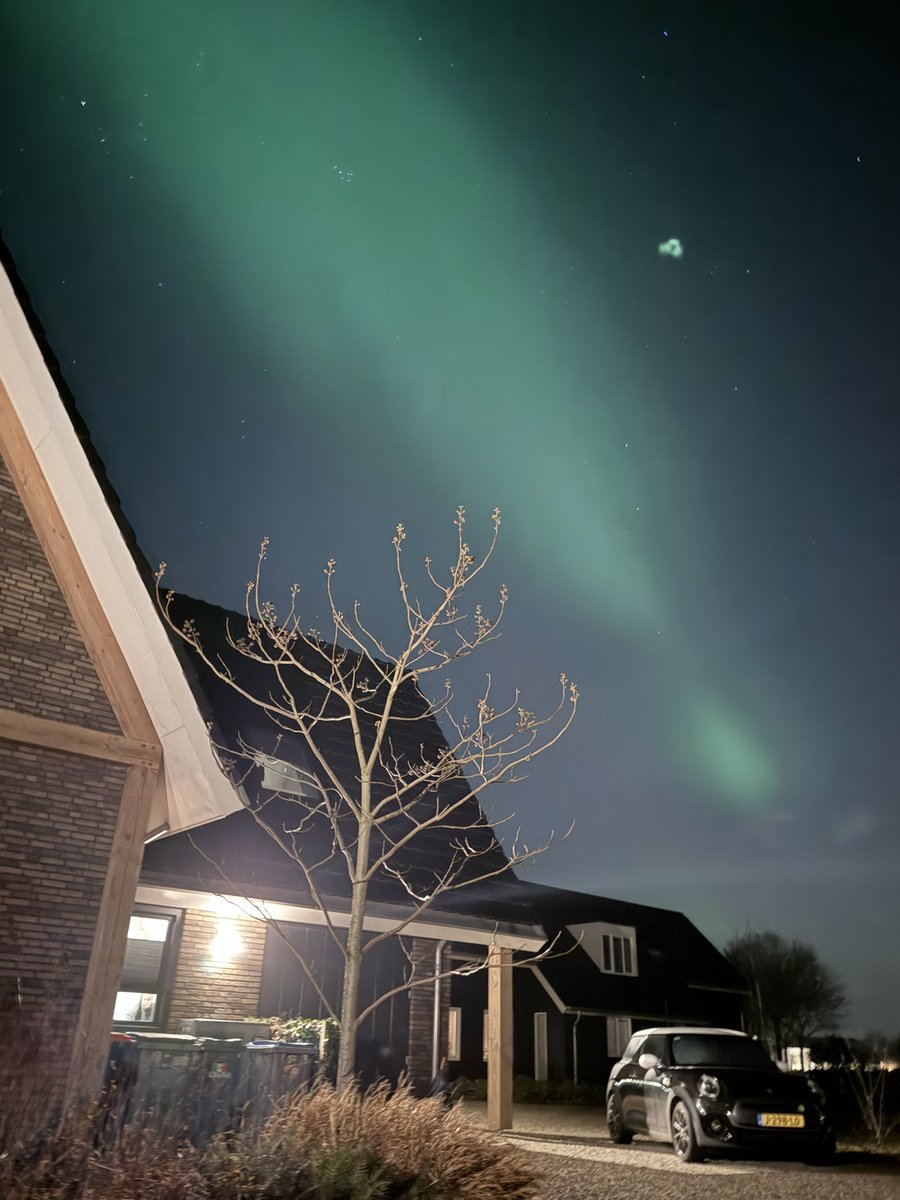 Twietbroek's tweet photo. Jemig wat prachtig, met het blote oog! #noorderlicht #Didam #Greffelkamp https://t.co/tz3B4Cf5jK