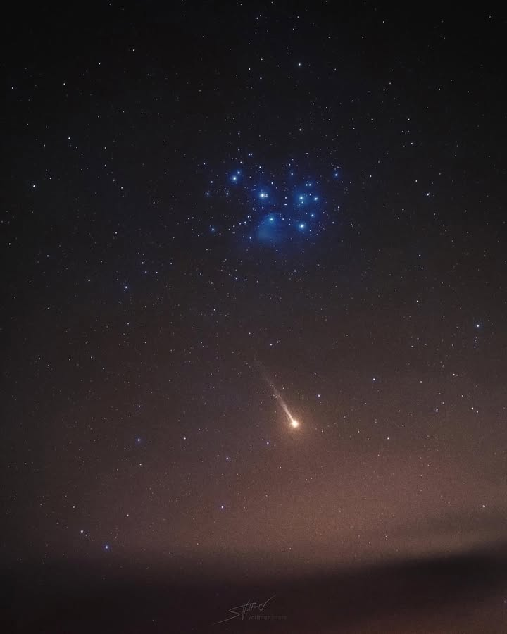 MAstronomers's tweet photo. See that bright glowing object with a tail? 

That's not a comet. Its the planet Mercury

📸 Dr. Sebastian Voltmer https://t.co/KUint7l3zM