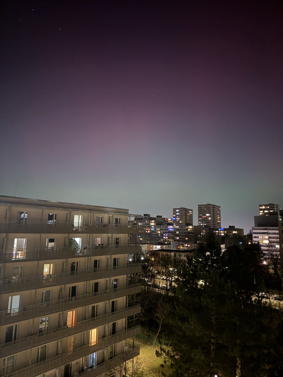 jezzelmay's tweet photo. Aurora Borealis in Berlin https://t.co/8BjZ9T7VWW