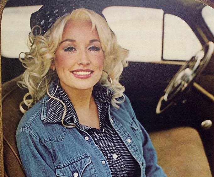 Floridabab95's tweet photo. Happy 80th Birthday to this beautiful iconic queen Dolly Parton I absolutely love her I think she’s so cool and amazing absolutely legendary she makes amazing music. Happy Birthday love I hope you have an amazing day. 🥳🥳💜💜 #dollyparton #happybirthdaydollyparton https://t.co/Y0asosPDg7