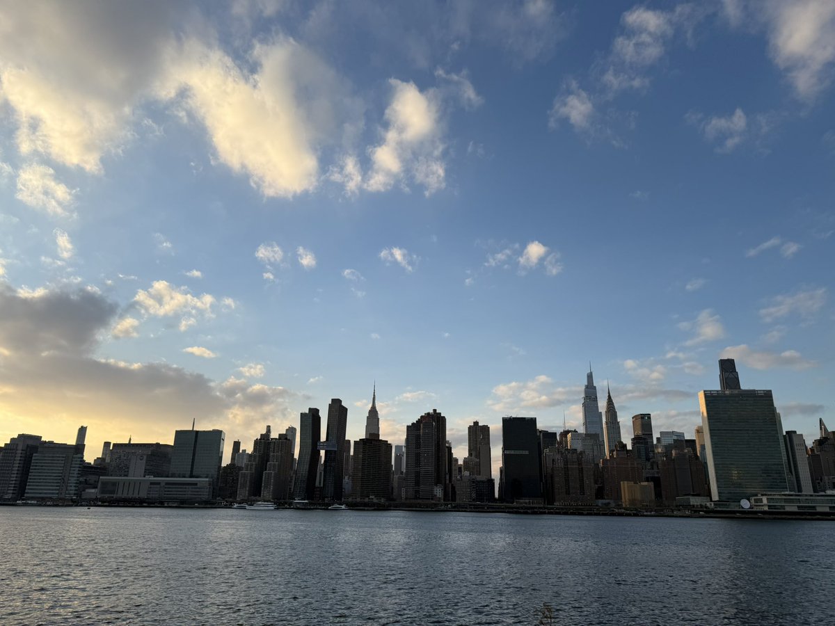 y’all should like this post i sacrificed my hand for ts