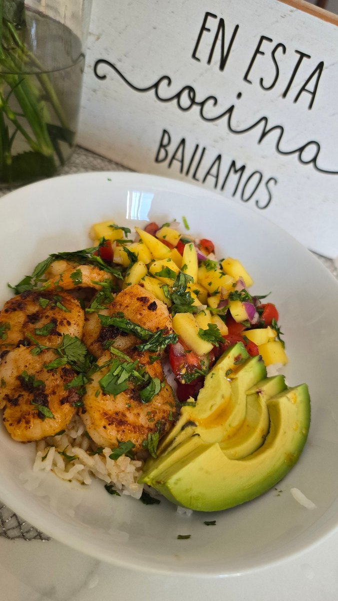 jcae2008's tweet image. Lunch vibes...
Shrimp and avocado bowl with mango salsa
#CookingVibes #JdsKitchen