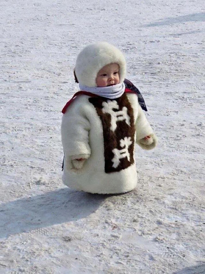 Thebestfigen's tweet image. This is how Mongolians traditionally dress their young children to protect them from the cold.