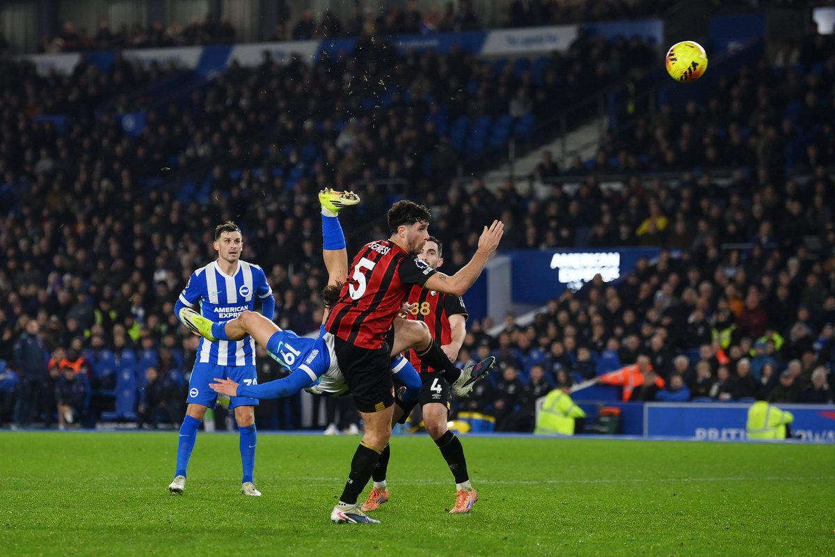 premierleague's tweet photo. 91st minute, losing 1-0. 

Up steps Charalampos Kostoulas with a stunning strike 😱 https://t.co/AiXSYe3vD2