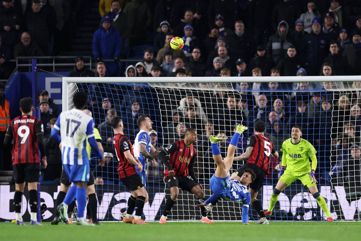 premierleague's tweet photo. 91st minute, losing 1-0. 

Up steps Charalampos Kostoulas with a stunning strike 😱 https://t.co/AiXSYe3vD2