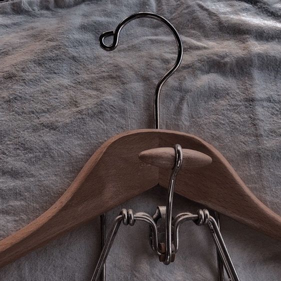 moonlitcullen's tweet image. estética rara: você fica com ciúmes depois do seu marido falar que amaria as filhas dele mais do que você, então você tenta abortar suas duas filhas gêmeas com um cabide