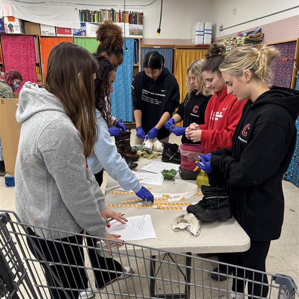 CornellSports's tweet photo. Service is leadership.

On this Martin Luther King Jr. Day, more than 70 @Cornell student-athletes, coaches and staff spent the morning volunteering at the Ithaca Reuse Center. #YellCornell https://t.co/GEfCF2pGqM