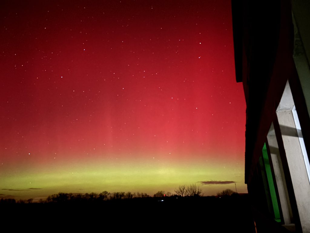bro_james's tweet image. I’m in Finistère, W. France and we’ve got the same #Auroraborealis this far south of you!!! Extraordinary. With the naked eye it’s visible, but faint. On photo s, however… WOW!!
