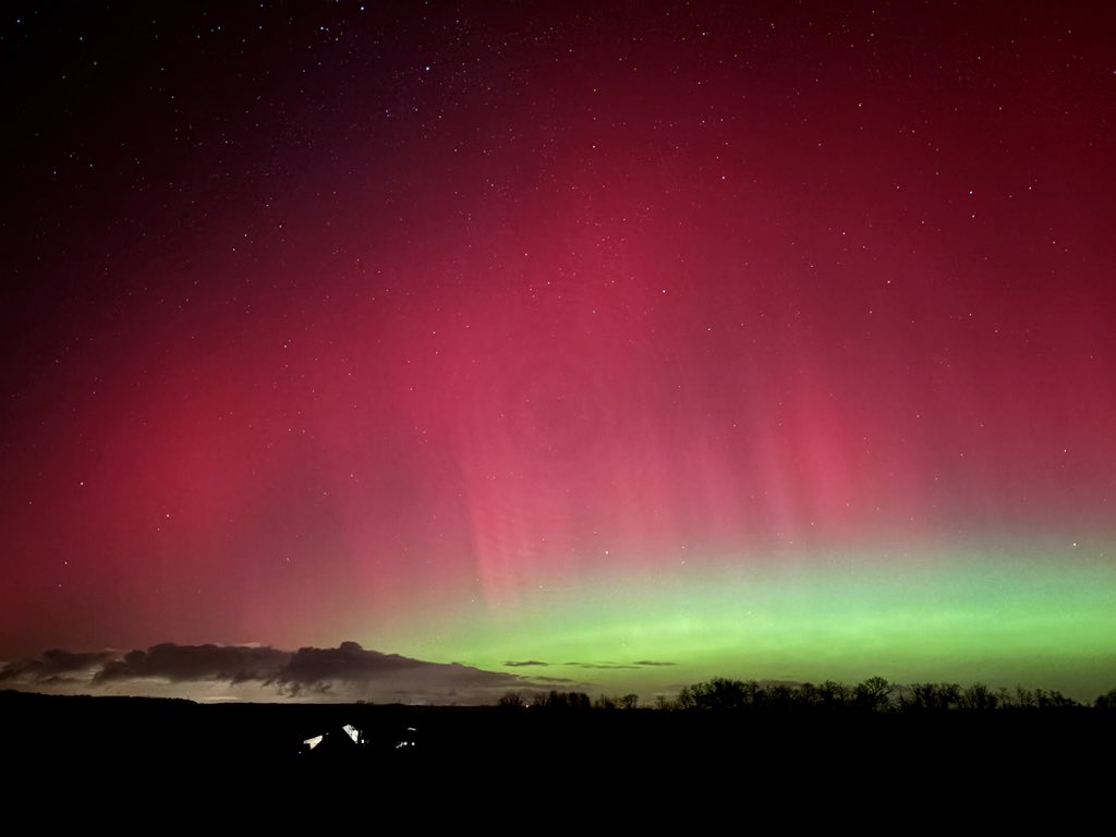 bro_james's tweet image. I’m in Finistère, W. France and we’ve got the same #Auroraborealis this far south of you!!! Extraordinary. With the naked eye it’s visible, but faint. On photo s, however… WOW!!