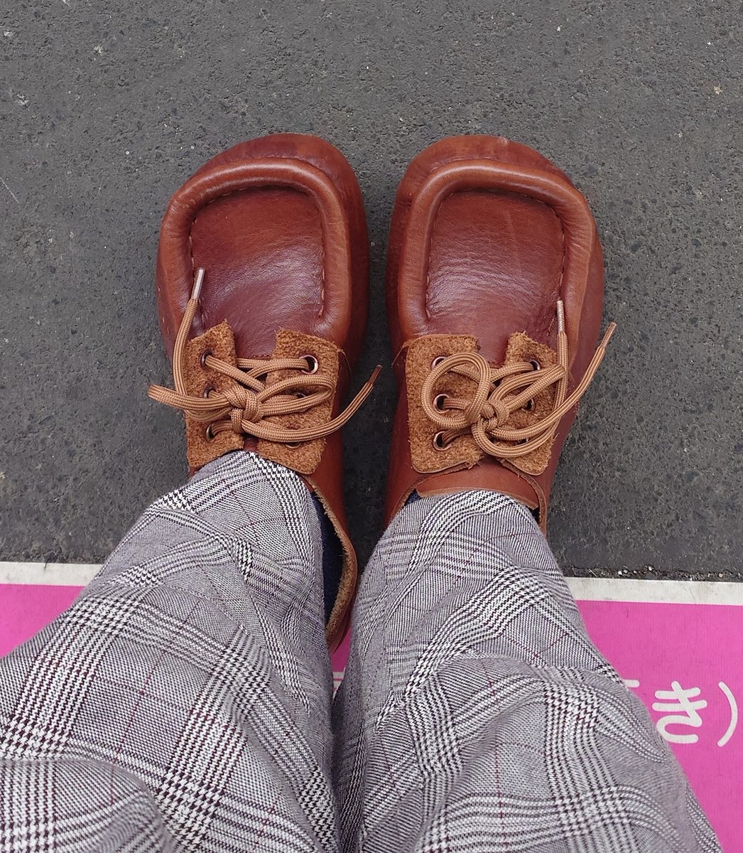 Number8Team0's tweet image. 歩きづらい靴で今日を歩く