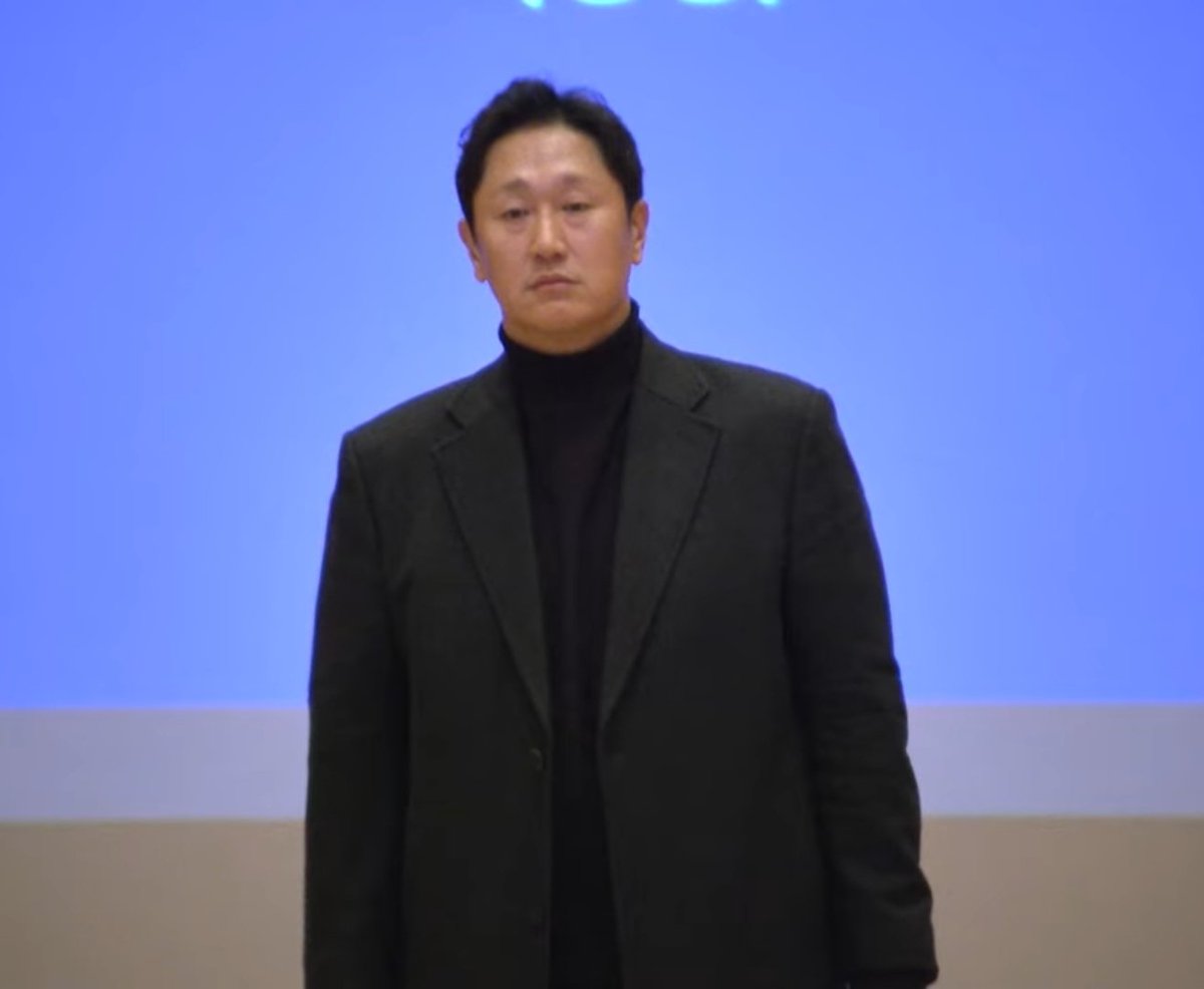 HMX_4697's tweet image. 동건아 이해못해서 미안하다
우리 대장이 질문받는다 하고 이러고 서있었네