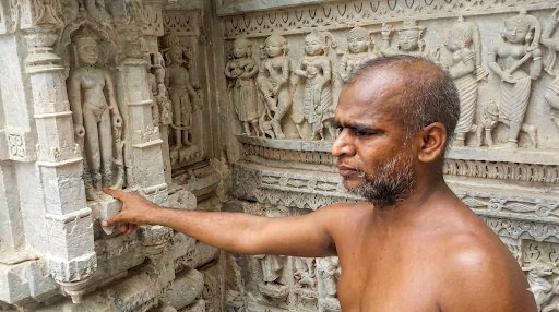 केसरिया जी दिगंबर जैन तीर्थ की बाहरी दीवारों पर उकेरी गई दिगंबर स्वरूप में तीर्थंकर प्रतिमाओं को देखते हुए आचार्य श्री सुनील सागर जी महाराज ने स्पष्ट रूप से कहा कि यह मंदिर पूर्णतः दिगंबर जिनालय है।

#Jainism