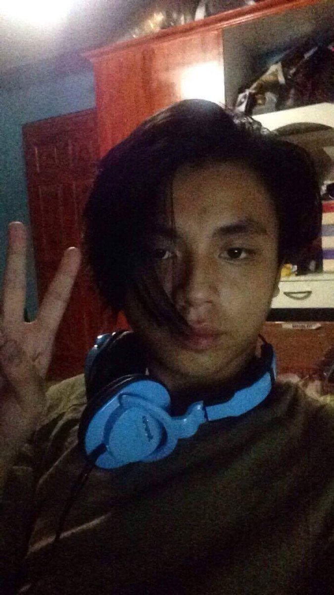 remremmustdie's tweet photo. Guyz boyprend ko nga pla guyz,,  nagkakilala kami sa c0mputer shop,,, mejo maasim nga lng at may luga sa Tenga piro kyut pa rin,, https://t.co/KtuPyTPcBd
