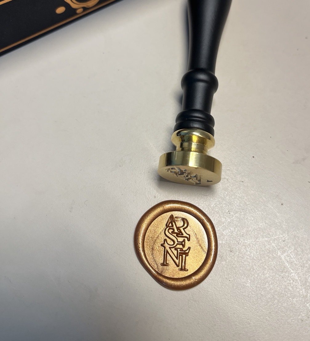 MsAi_PPW's tweet image. is there any possibility to sell these Arseni perfumes? idm if they are Peach based 🤭 and imagine if you are using them and people asked which brand? "Oh, it's Arseni's" n when they Google the CEO, Theerakit K.Lee,  surely will get confused if Pond's face appeared like...?? 😂