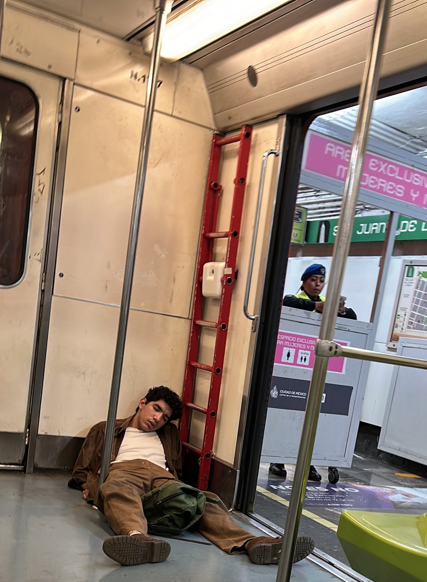 hern31252's tweet photo. @MetroCDMX Y la policía bien gracias en su celular 🙂
@MetroCDMX 
Bagon N1717 dirección constitución de 1917 en la línea 8 https://t.co/t4CoYB4yae