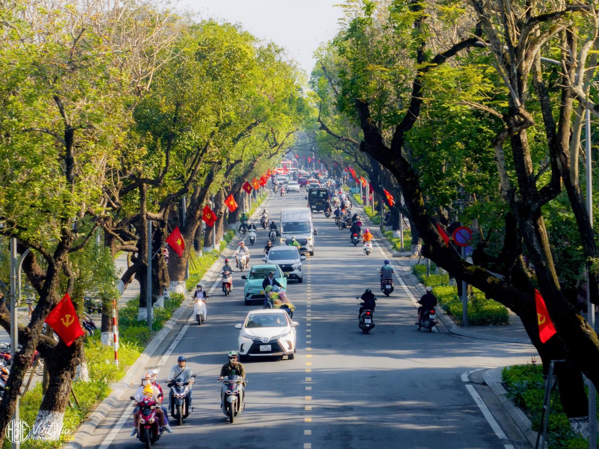 visithue2025's tweet photo. THÀNH PHỐ HUẾ RỰC RỠ CỜ HOA, BIỂU NGỮ CHÀO MỪNG ĐẠI HỘI XIV CỦA ĐẢNG
===
Photo: Lê Đình Hoàng
---
#visithue #visithuevn #visithuevietnam https://t.co/pLXycmDOvQ