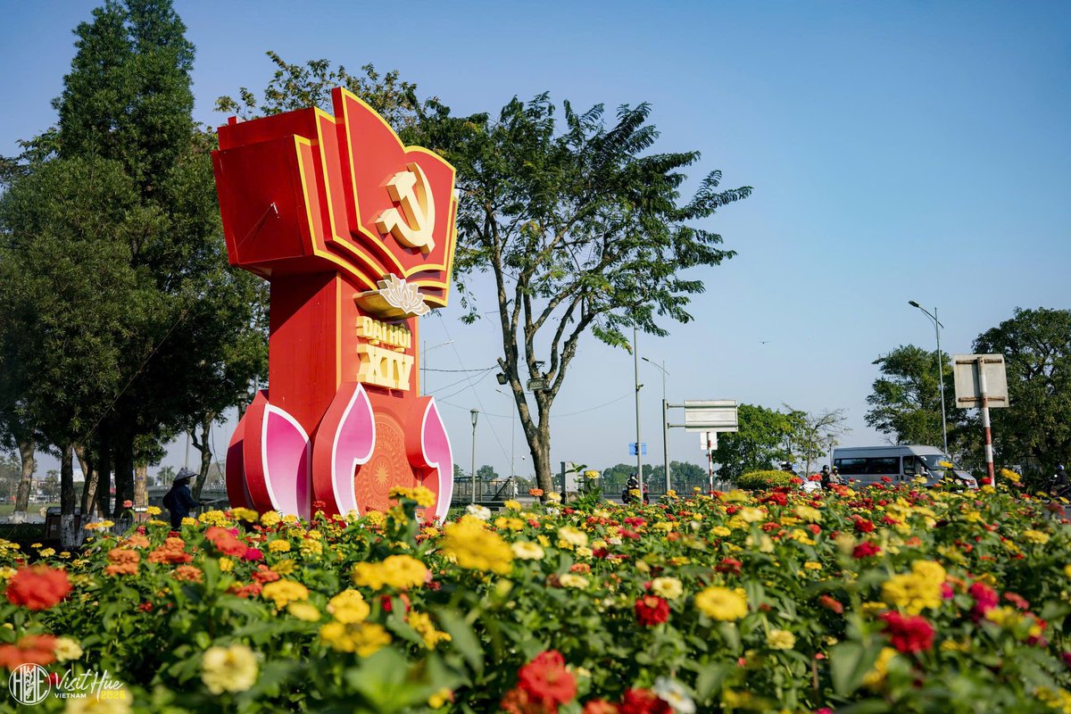 visithue2025's tweet photo. THÀNH PHỐ HUẾ RỰC RỠ CỜ HOA, BIỂU NGỮ CHÀO MỪNG ĐẠI HỘI XIV CỦA ĐẢNG
===
Photo: Lê Đình Hoàng
---
#visithue #visithuevn #visithuevietnam https://t.co/pLXycmDOvQ