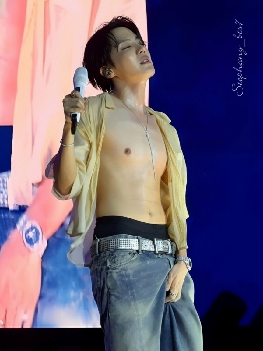 stephany_bts7's tweet image. He knows he’s so damn hot