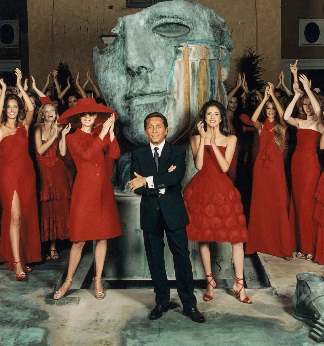 「VALENTINO」創業者ヴァレンティノ・ガラヴァーニが死去
享年93歳

ローマの自宅で愛する家族に囲まれる中この世を去った

26歳でローマのコンドッティ通りに自身のサロンを構え初のコレクションを発表
2007年創業45周年を記念したローマでのショーを最後に引退
引退後は文化・慈善活動に注力