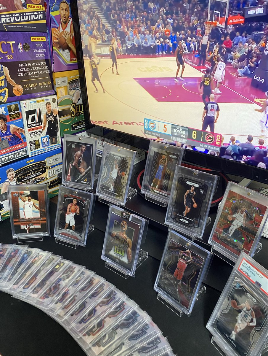 集め始まって1年経ったからNBAカードのRCだけ並べてみた。全部プリズムにするのが夢です😴💤