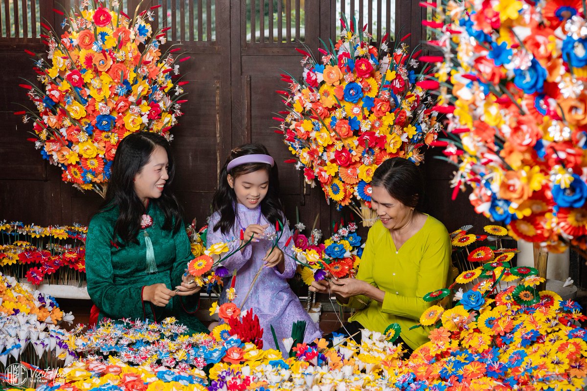 visithue2025's tweet photo. LÀNG HOA GIẤY THANH TIÊN LẠI RỘN RÀNG NHỘN NHỊP MỖI ĐỘ TẾT ĐẾN XUÂN VỀ
===
📷 Trần Nhật Bình
---
#visithue #visithuevn #visithuevietnam https://t.co/CH4EDBnzTE