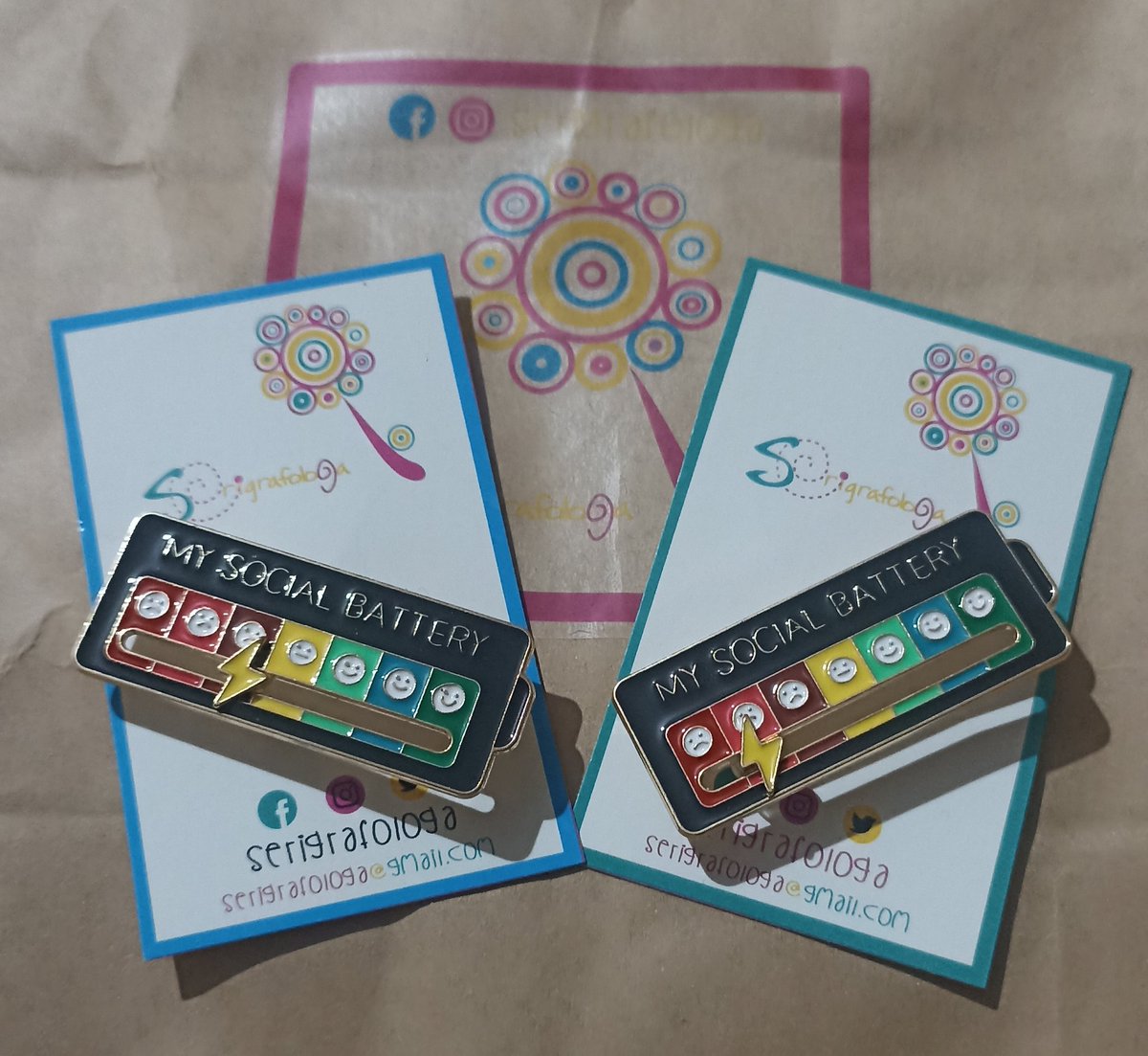 alaide's tweet image. ¿Les dije que necesito venderles cosas? 
Bueno, ya viene el 14 de febrero, pueden regalar a su bff y/o pareja un lindo pin de batería social.
🔋🪫 💕
$100 el par ⭐