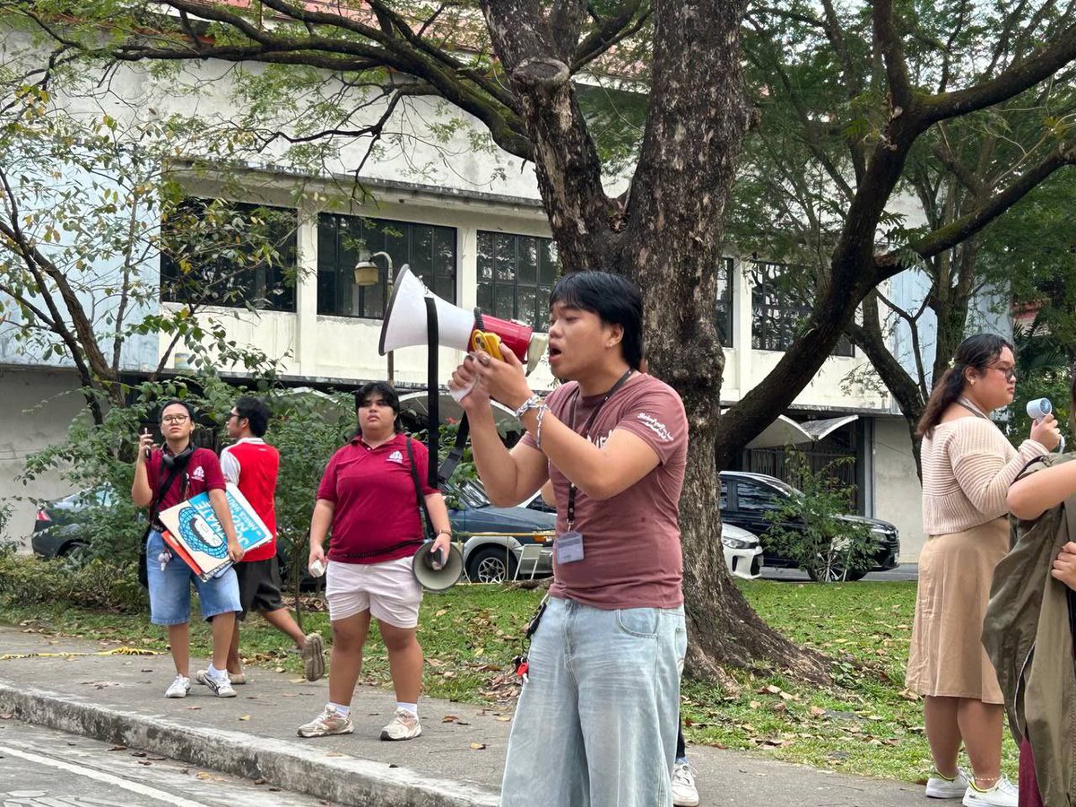tinigngplaridel's tweet photo. 'ANG MGA AKTIBISTA AY HINDI TERORISTA'

TINGNAN: Nagkasa ng lokal na protesta ang mga mag-aaral mula sa iba't ibang kolehiyo sa harapan ng Bulwagang Plaridel ngayong #FirstDayFight, Enero 20, upang salubungin ang ikalawang semestre ng kasalukuyang panuruan. 

Kuha ni Minea Meman https://t.co/l2OyAesFKU