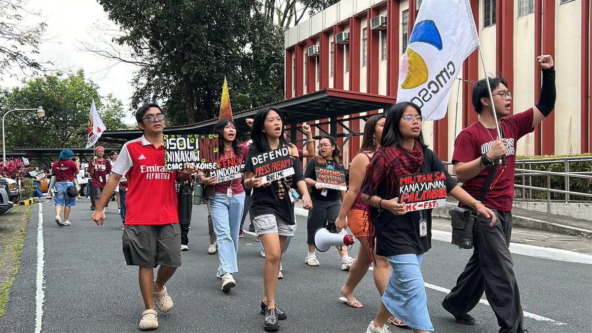 tinigngplaridel's tweet photo. 'ANG MGA AKTIBISTA AY HINDI TERORISTA'

TINGNAN: Nagkasa ng lokal na protesta ang mga mag-aaral mula sa iba't ibang kolehiyo sa harapan ng Bulwagang Plaridel ngayong #FirstDayFight, Enero 20, upang salubungin ang ikalawang semestre ng kasalukuyang panuruan. 

Kuha ni Minea Meman https://t.co/l2OyAesFKU