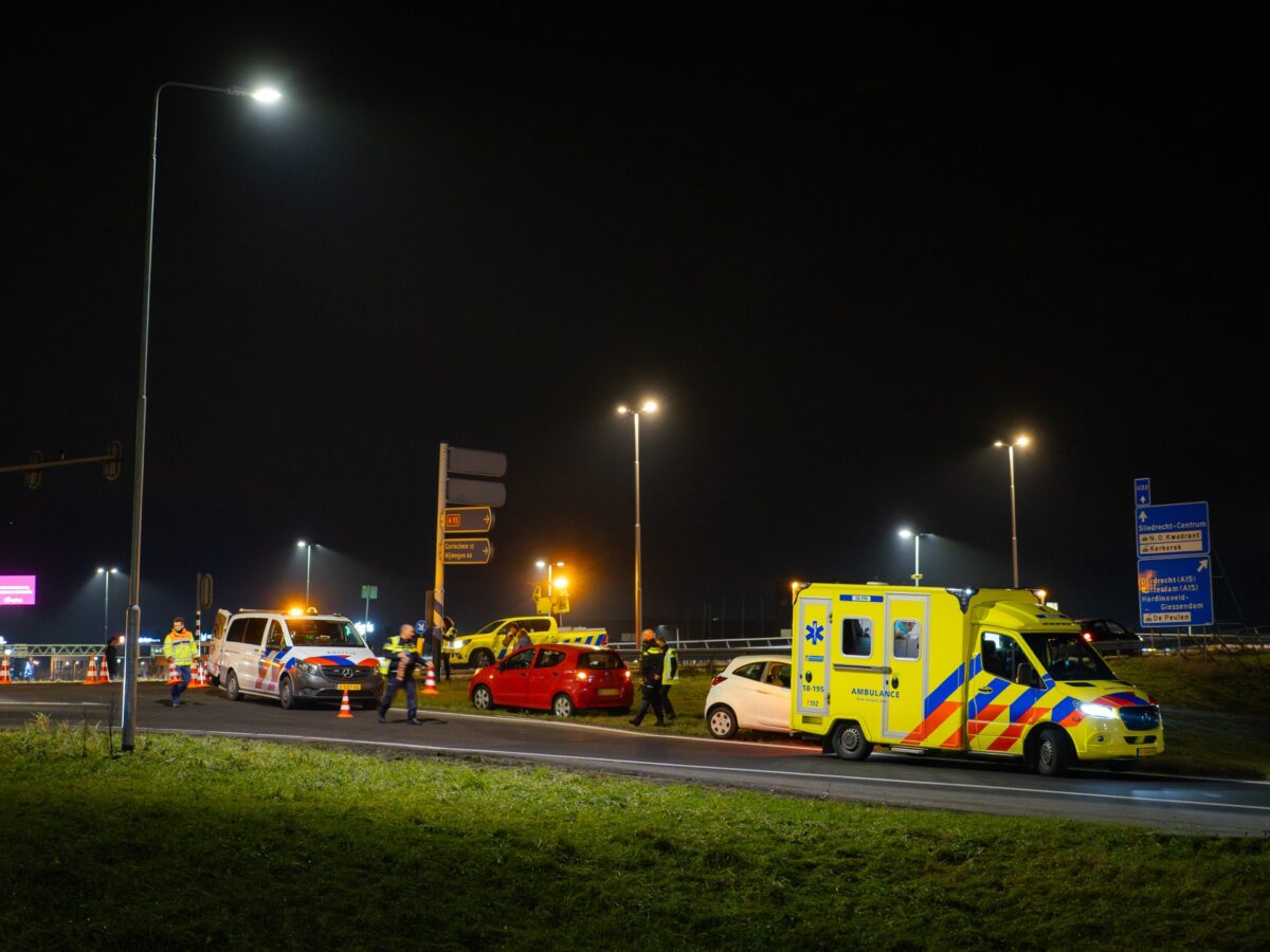 Twee wagens beschadigd en weggetakeld