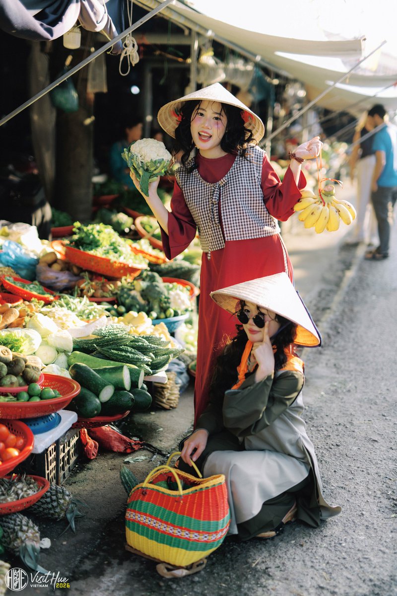 visithue2025's tweet photo. NHÍ NHỐ XUỐNG PHỐ VUI XUÂN CÙNG 2 CÔ NÀNG NHÍ NHẢNH
===
📷 Phan Rin
---
#visithue #visithuevn #visithuevietnam https://t.co/jNYZ5j2B7k