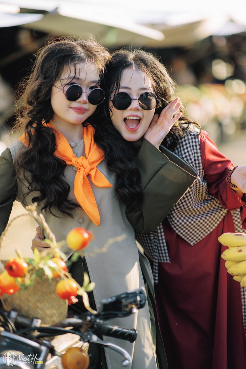 visithue2025's tweet photo. NHÍ NHỐ XUỐNG PHỐ VUI XUÂN CÙNG 2 CÔ NÀNG NHÍ NHẢNH
===
📷 Phan Rin
---
#visithue #visithuevn #visithuevietnam https://t.co/jNYZ5j2B7k
