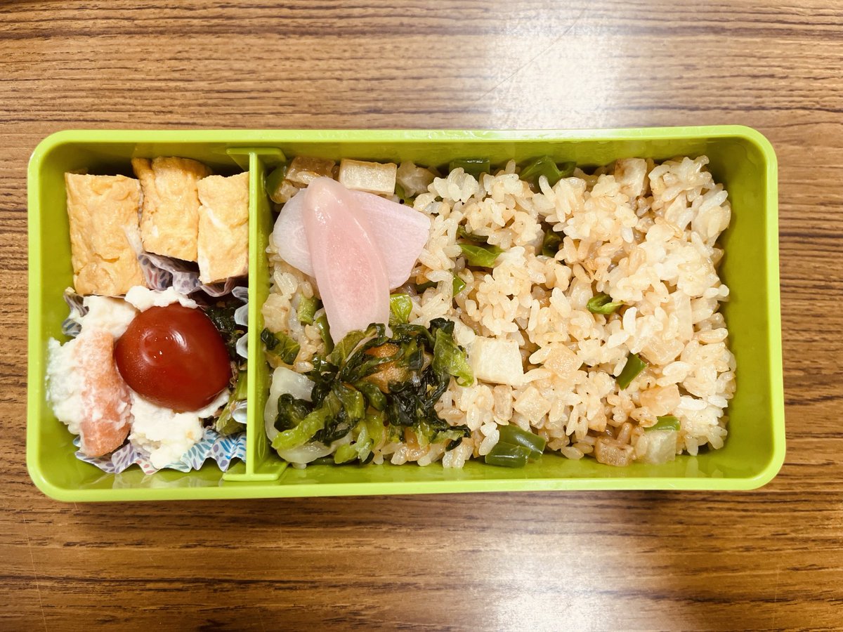 ずっとテフロンのハゲたフライパン使ってたけど最近になって新調して、それで逆に弁当の玉子焼き作るときに手こずったりする。不便な条件でちまちま仕上げるのに慣れていたから。そういう様な現象は生活の他の面でも出てきてる気がした。今日は大根ピーマンと本だしバターで和風チャーハン弁当