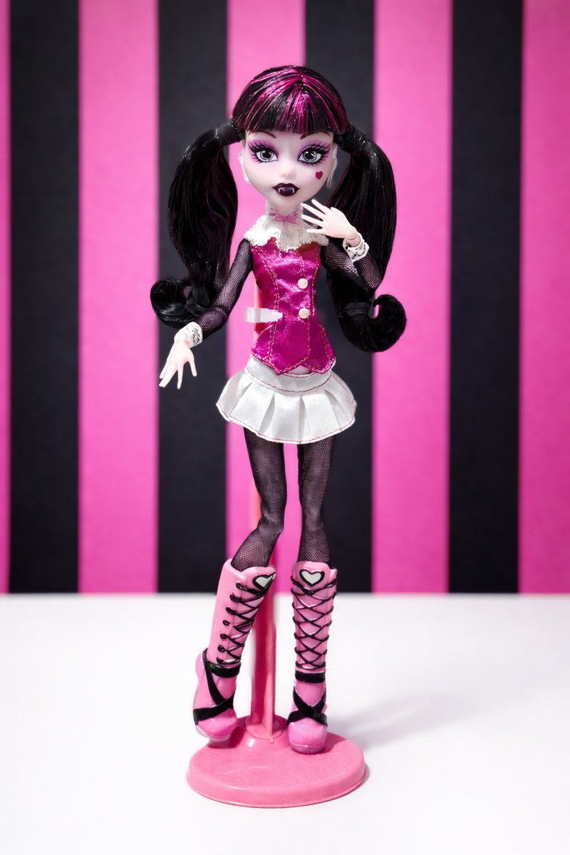 Finalmente a mais popular da escola chegou #dolltwt #dollx #alguemmedoaumguardachuva