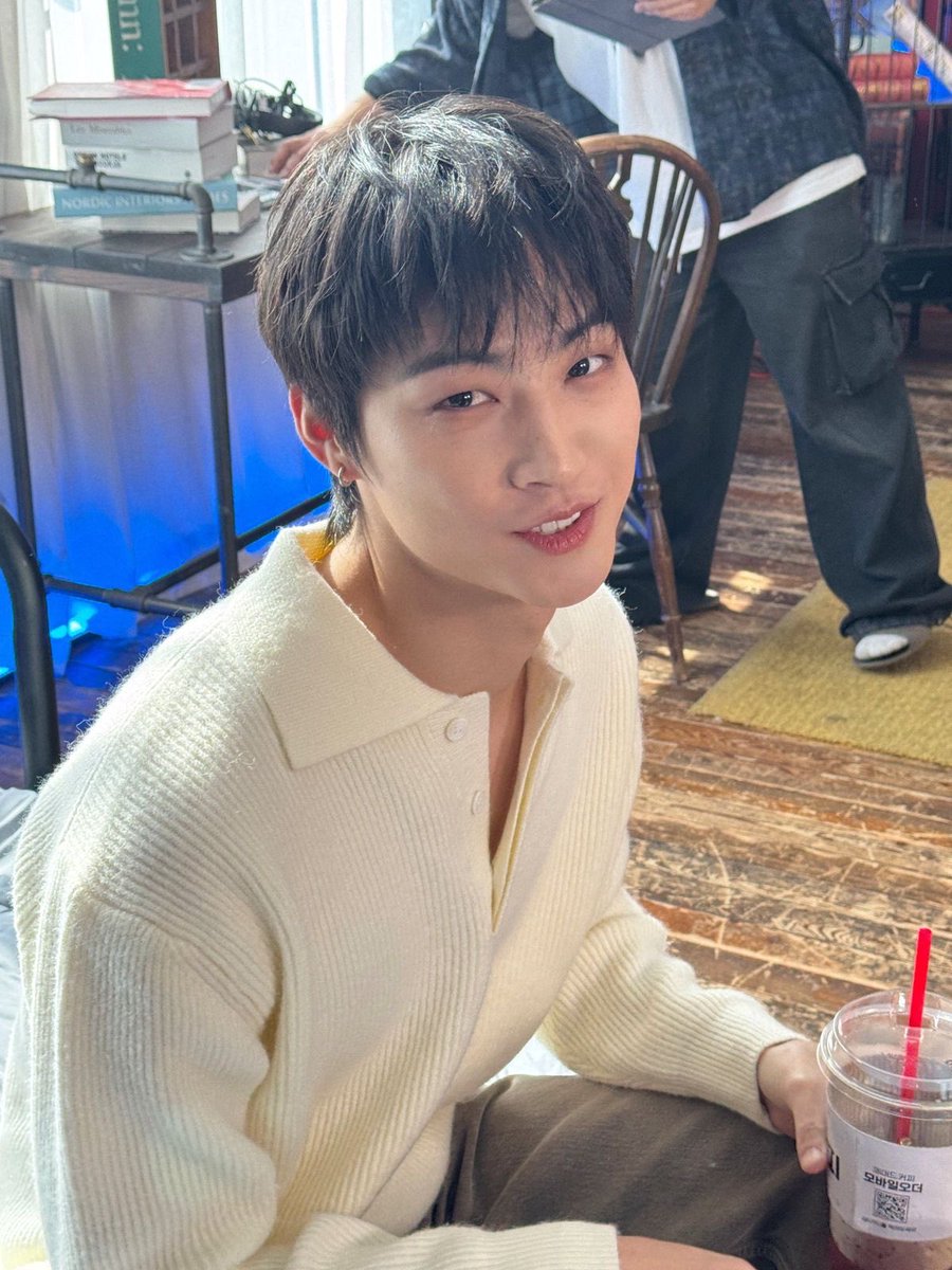 whodeff's tweet image. 재범아, 밥 잘 챙겨 먹고 건강 잘 챙기고 있길 바래... 일하느라 바빠서 올 시간이 없겠지만, 건강이 제일 우선이라는 거 잊지 마! 💚

@jaybnow_hr #JAYB #제이비